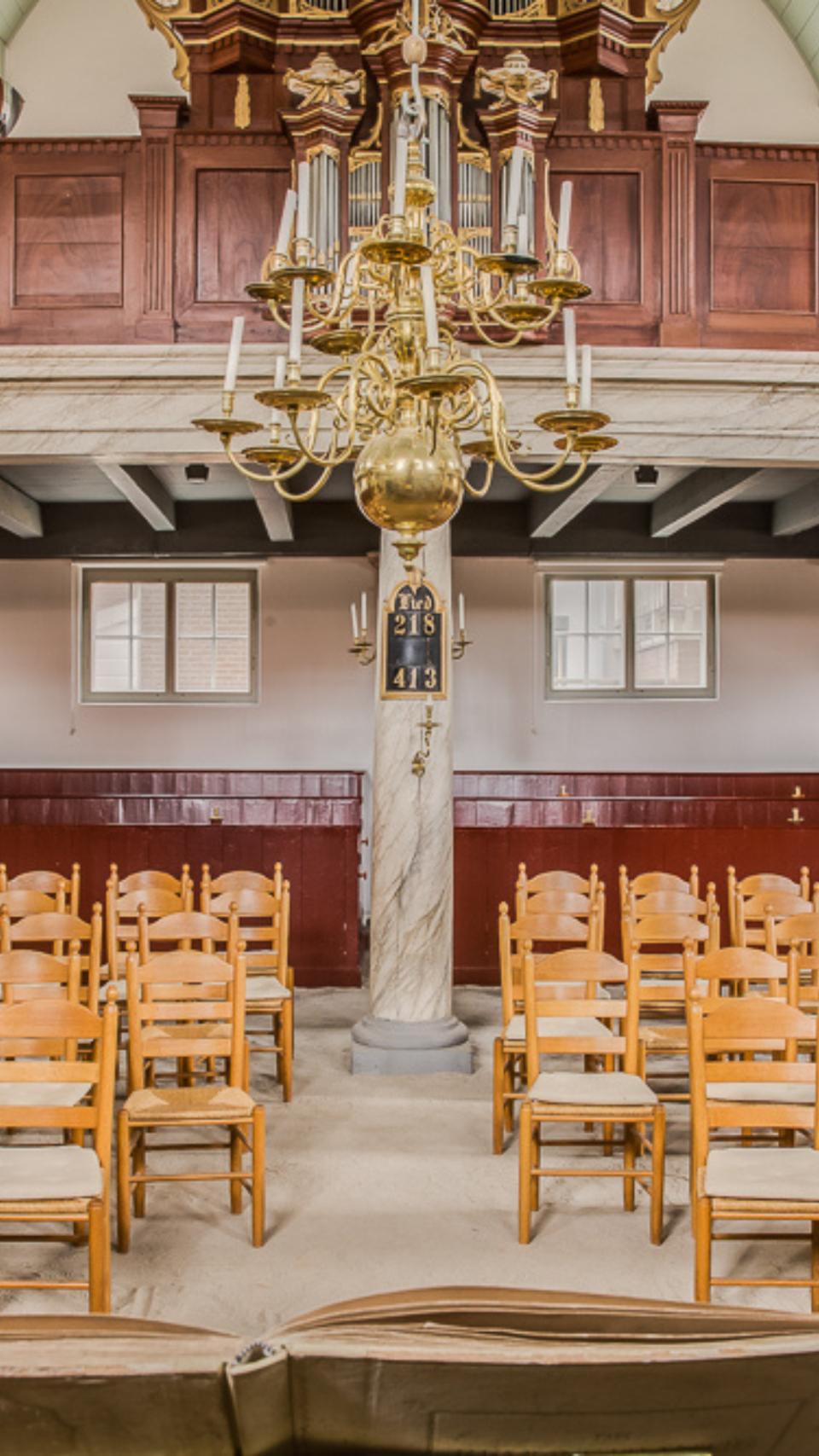 Binnenkant Remonstrantse Kerk met kroonluchter